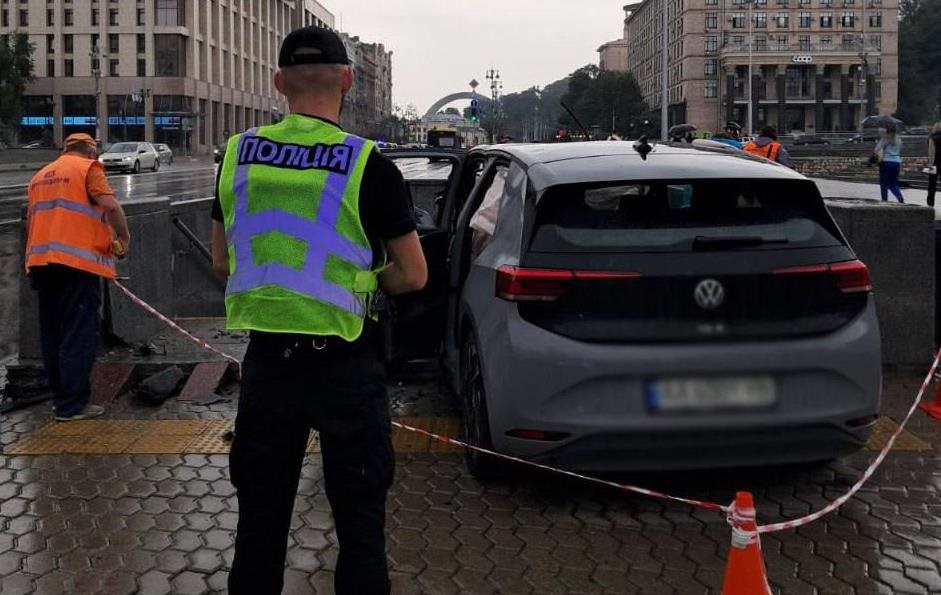 Новини Києва - У Києві електромобіль влетів у підземний перехід на Майдані