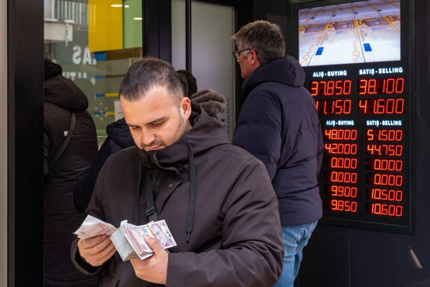 Новини України - Турецька ліра вперше в історії стала дешевшою за українську гривню