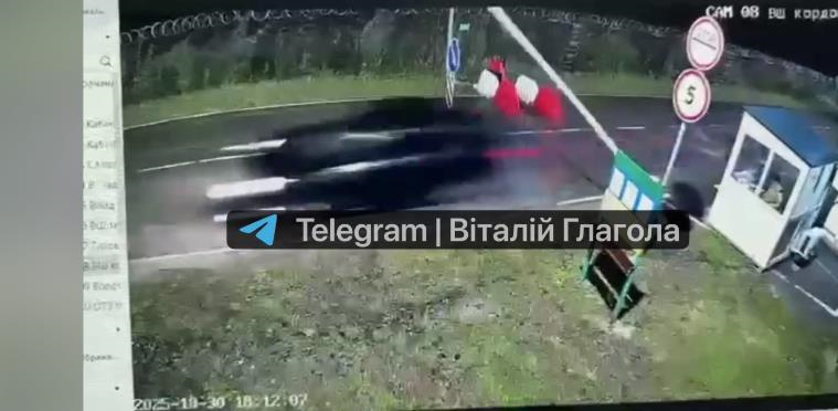 Новини України - На Закарпатті мобілізований адвокат втік в Угорщину, протаранивши шлагбауми