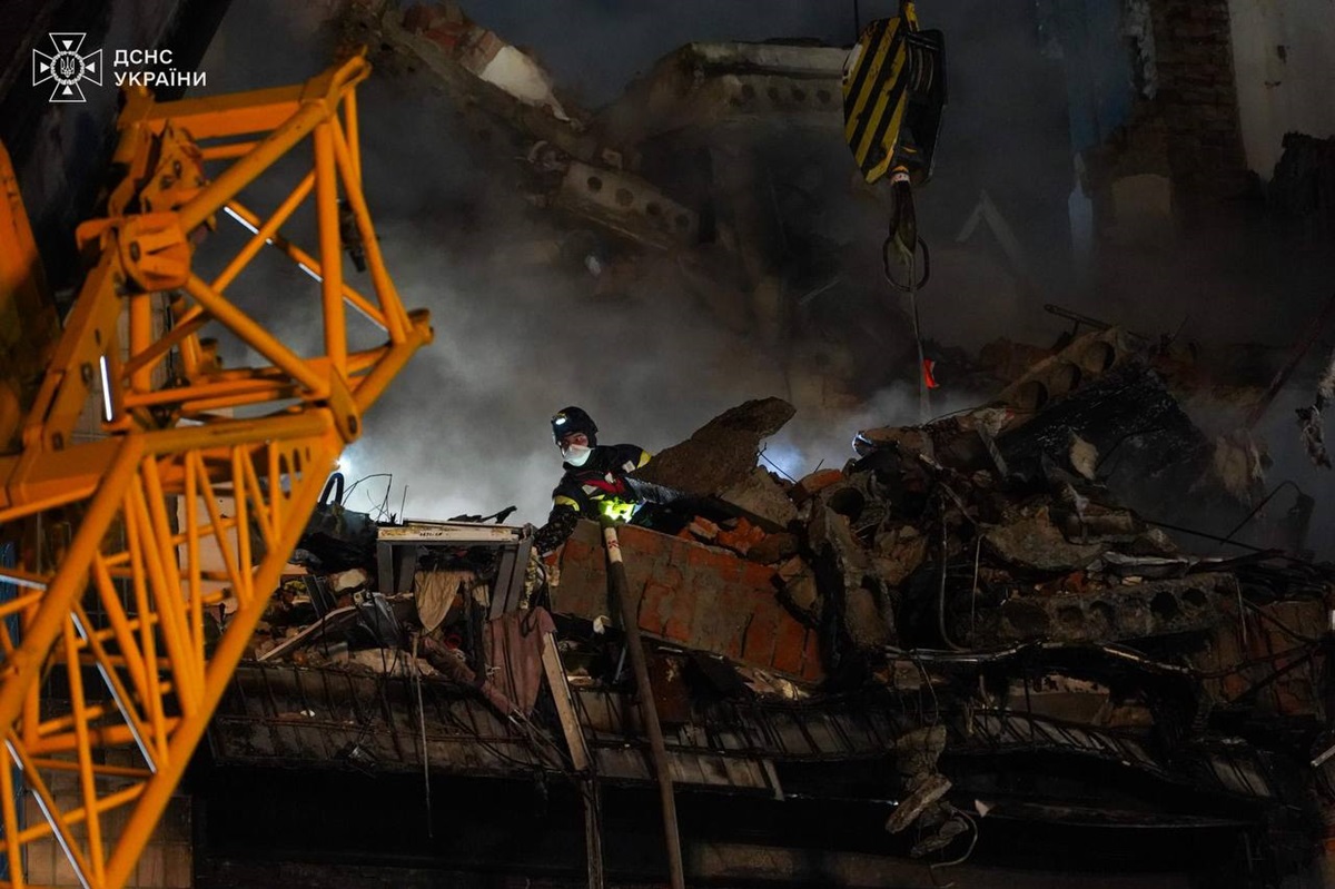 Новини України - У Тернополі досі шукають 26 мешканців зруйнованого будинку