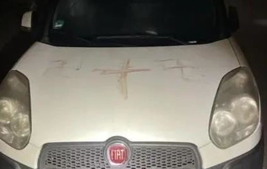 Новини світу - В Німеччині на 50 авто виявили свастики, намальовані людською кров'ю