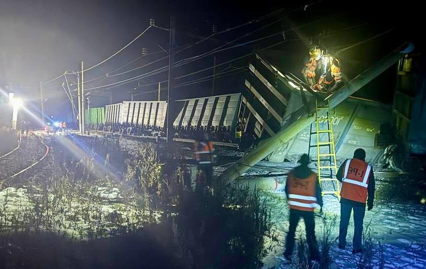 Новини світу - В Росії зруйновано залізничне полотно після сходження локомотиву