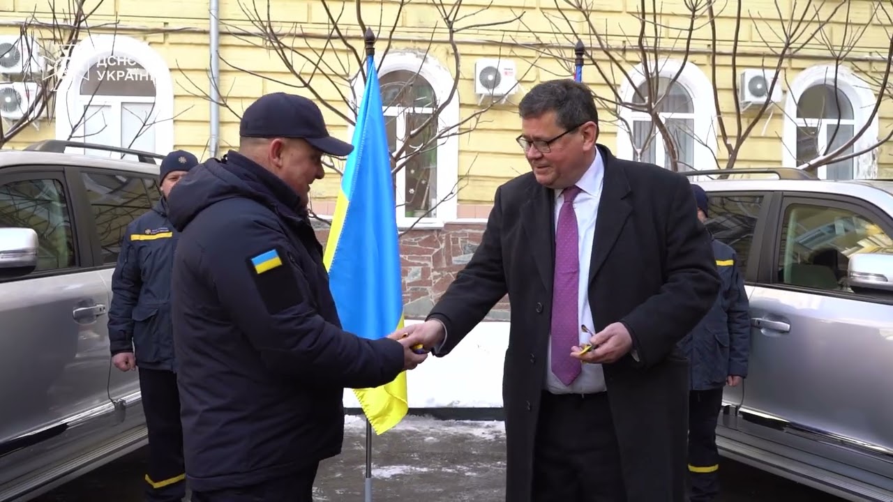 Велика Британія передала ДСНС України два броньовані автомобілі Toyota